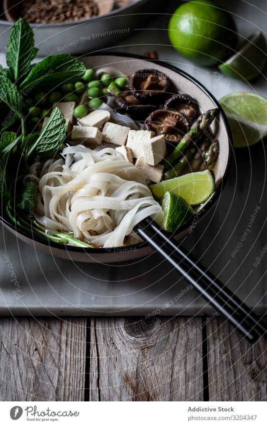 Pho-Suppe mit Nudeln Vegetarische Ernährung pho mischen Schalen & Schüsseln lecker Asiatische Küche Essen zubereiten Abendessen Tradition kochen & garen Tofu