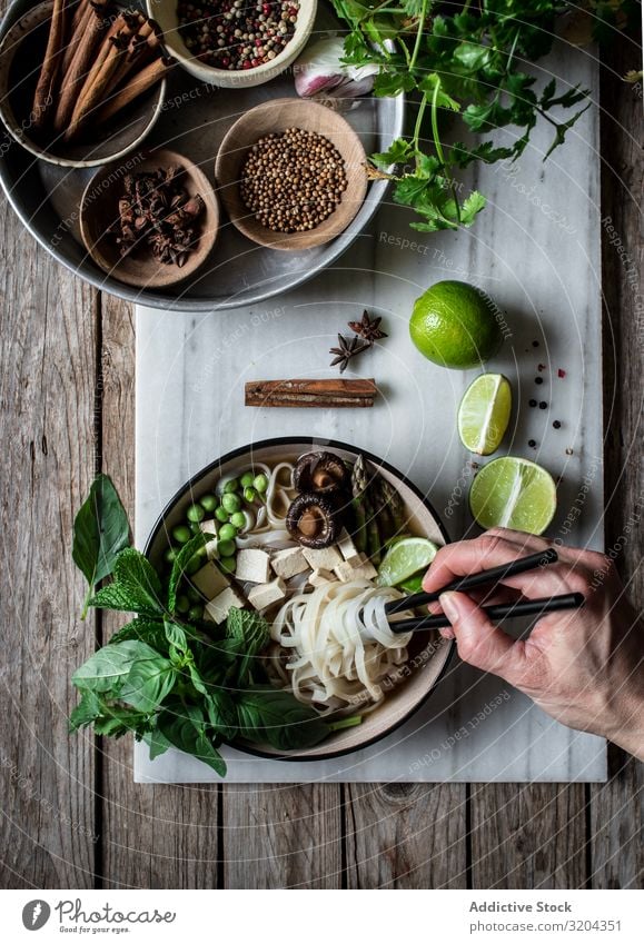 Gewürze und frisches Gemüse zum Kochen Suppe Vegetarische Ernährung pho Kräuter & Gewürze mischen Schalen & Schüsseln lecker Asiatische Küche Nudel