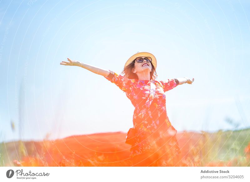 Dame im Feld stehend Frau Mohnblumen lachen Sommer Überstrahlung geschlossene Augen Aufregung Lifestyle Freizeit & Hobby Stil Glück Freiheit Jugendliche Natur