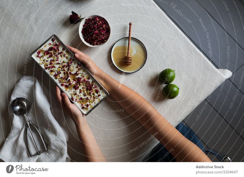 Erntehände legen Käsekuchen auf den Tisch Hand Honig Limetten Kräuter & Gewürze Dessert Lebensmittel süß gebastelt Frau Feinschmecker geschmackvoll lecker