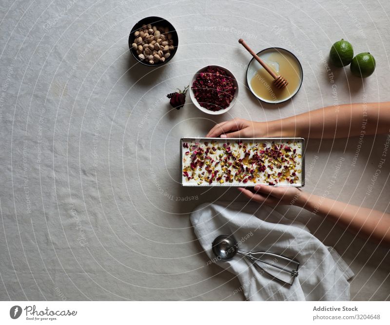 Erntehände legen Käsekuchen auf den Tisch Hand Honig Limetten Kräuter & Gewürze Dessert Lebensmittel süß gebastelt Frau Feinschmecker geschmackvoll lecker