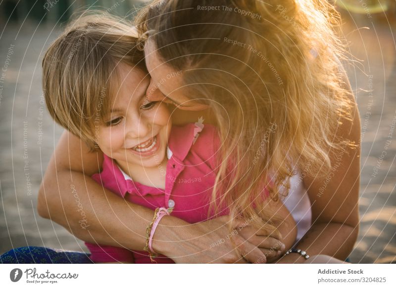 Mutter küsst Sohn am Strand Frau Glück Sommer Umarmen lachen Freude spielerisch Familie & Verwandtschaft Kind Ferien & Urlaub & Reisen Natur Eltern Junge