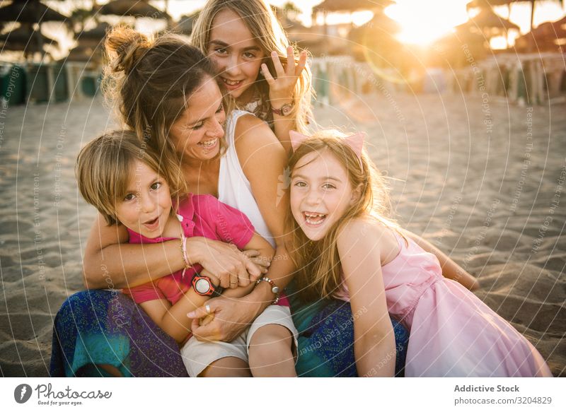 Frau mit Kindern am Strand spielen Freude Familie & Verwandtschaft lachen lügen Mutter Sommer Zusammensein Lächeln Ausdruck Menschengruppe Zufriedenheit