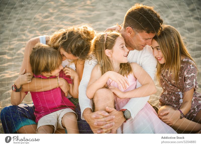 Schöne glückliche Familie mit verspielten Kindern am Strand Familie & Verwandtschaft Liebe Glück Eltern Menschengruppe Geschwisterkind Sommer