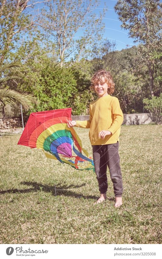 Junge startet Drachen am Sommertag Lenkdrachen Himmel Freude Kindheit Spielen fliegen Landschaft klein Mensch Aktion spielerisch lässig Unbekümmertheit heiter