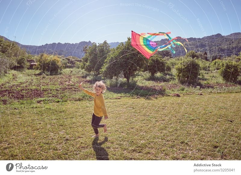 Junge startet Drachen am Sommertag Lenkdrachen Himmel Freude Kindheit Spielen fliegen Landschaft klein Mensch Aktion spielerisch lässig Unbekümmertheit heiter