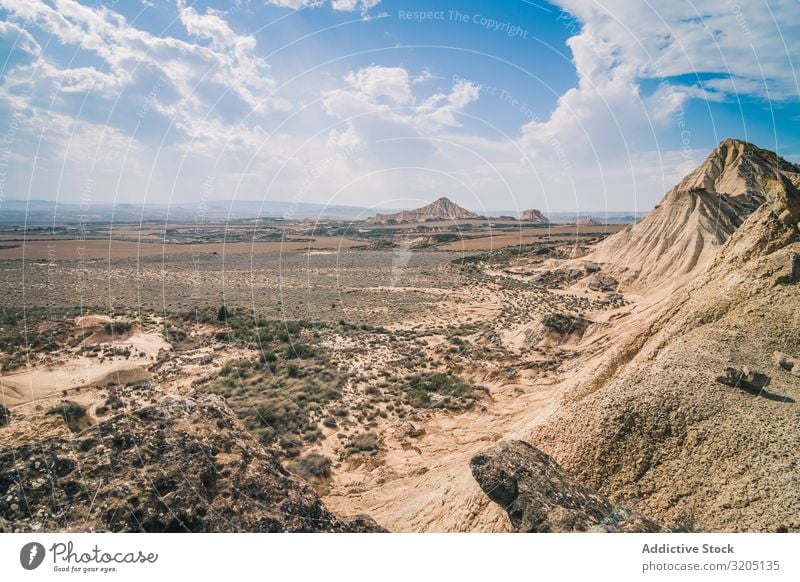 Erstaunliche Landschaft mit felsigen Wüstenhügeln bei hellem Tag Hügel Sand Stein Pflanze Ausflug regenarm Natur Himmel Ferien & Urlaub & Reisen heiß Düne