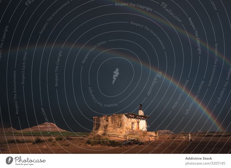 Einsames Haus in der Wüste und Regenbogen am Himmel Hügel Landschaft Sand Stein Pflanze mehrfarbig regenarm Natur Ferien & Urlaub & Reisen heiß Farbe Düne