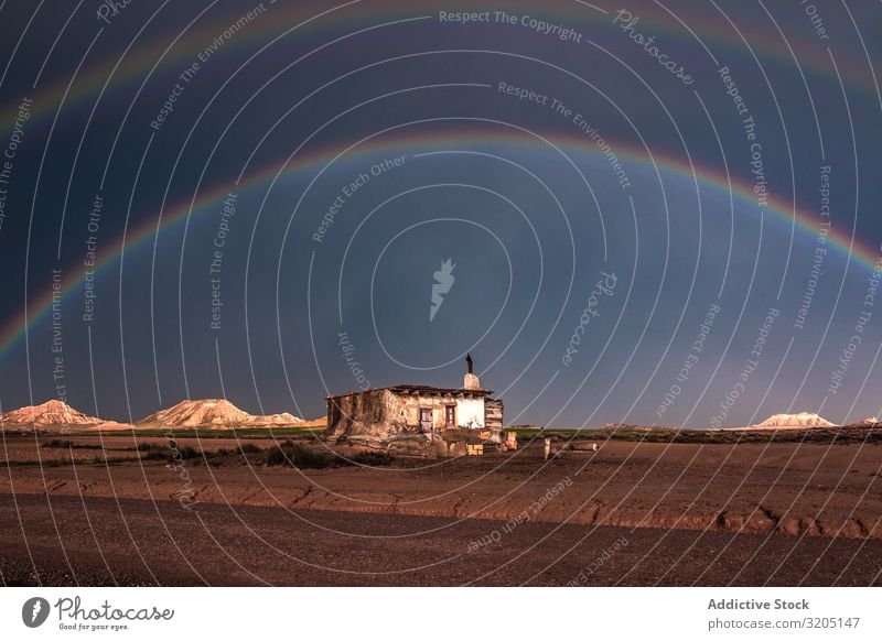 Einsames Haus in der Wüste und Regenbogen am Himmel Hügel Landschaft Sand Stein Pflanze mehrfarbig regenarm Natur Ferien & Urlaub & Reisen heiß Farbe Düne