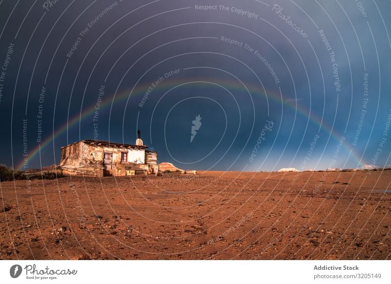 Einsames Haus in der Wüste und Regenbogen am Himmel Hügel Landschaft Sand Stein Pflanze mehrfarbig regenarm Natur Ferien & Urlaub & Reisen heiß Farbe Düne