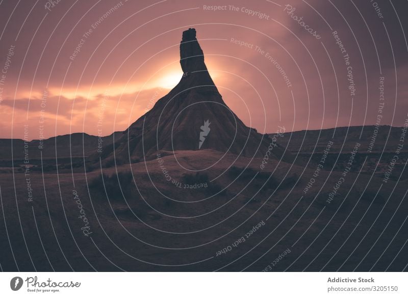 Steingipfel in der Wüste gegen den Abendhimmel Gipfel Hügel Sonnenuntergang Landschaft Felsen Sand Ausflug regenarm Dämmerung Natur Himmel