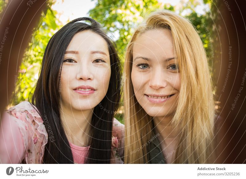 Multirassische Freunde, die im Park Selbsthilfe betreiben Freundschaft Selfie Lächeln Person gemischter Abstammung Zusammensein Jugendliche Frau Lifestyle