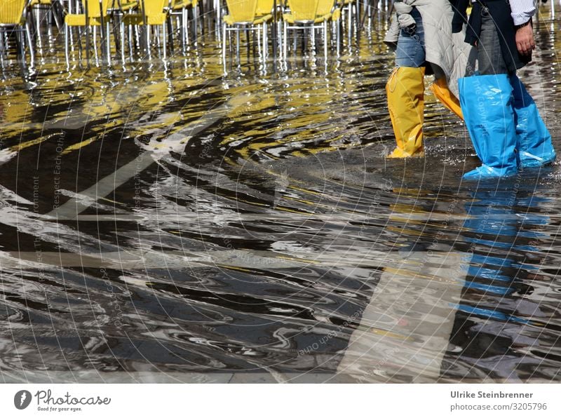 Beine von Touristen in Plastiktüten auf dem Markusplatz bei Hochwasser Ferien & Urlaub & Reisen Tourismus Ausflug Städtereise Mensch maskulin feminin Frau