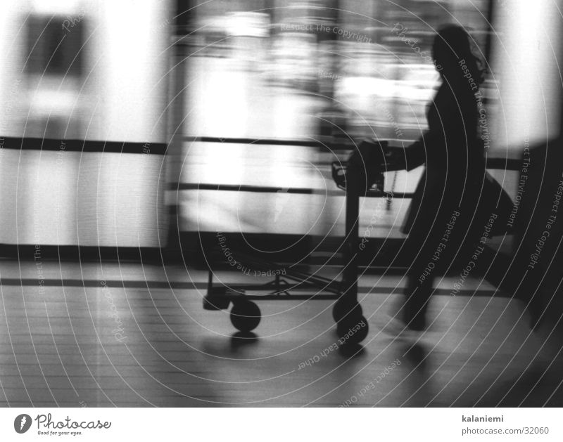 mal wieder zu spät... Frau Unschärfe schwarz weiß Verkehr Gepäckwagen Bahnhof Eile Bewegung Schwarzweißfoto