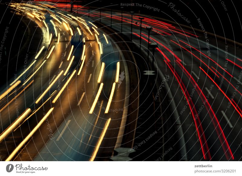 Kurve PKW Autobahn fahren Ferien & Urlaub & Reisen Bewegung Menschenleer Reisefotografie Geschwindigkeit Spuren Spurwechsel Verkehrsstau Unfallgefahr