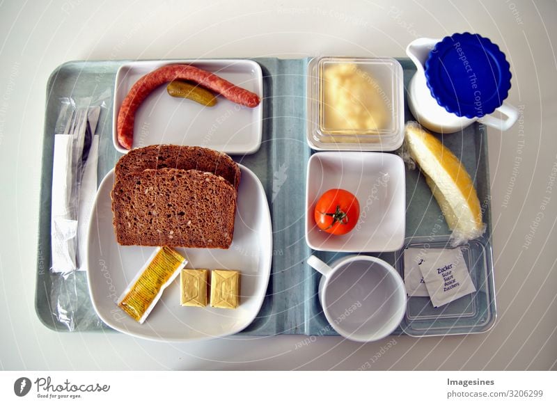 Krankenhaus Verpflegung Krankenhaus Essen. Spärliches Essen auf einem Tablett wie in einer Kantine von Krankenhäusern, Universitäten und ähnlichen Orten. Tablett mit einer Mahlzeit auf einem Teller Essen im Krankenhaus. Sparsam Essen für Patienten zum verh