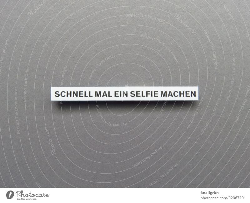 SCHNELL MAL EIN SELFIE MACHEN Schriftzeichen Schilder & Markierungen Kommunizieren trendy grau schwarz weiß Gefühle Stimmung Freude Fröhlichkeit Lebensfreude