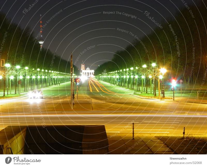 Berlin Brandenburger Tor Nacht Siegessäule Langzeitbelichtung Laterne rot weiß Licht Europa Berliner Fernsehturm Scheinwerfer night Straße Hauptstadt PKW Himmel