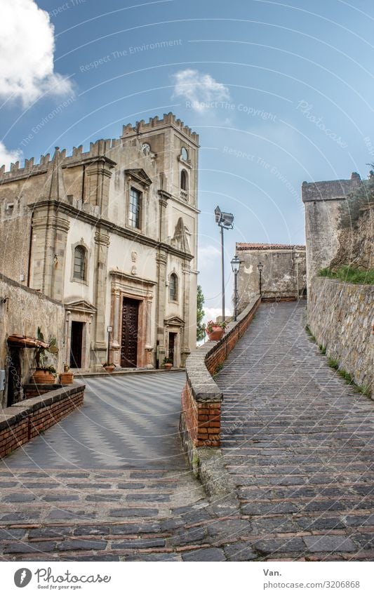 Savoca³ Himmel Wolken Sizilien Italien Dorf Kirche Mauer Wand Pflastersteine Straße Wege & Pfade authentisch schön blau Zinnen Farbfoto mehrfarbig Außenaufnahme