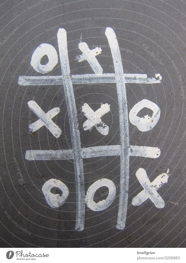 Tic-Tac-Toe Zeichen Graffiti Spielen grau weiß Gefühle Freude Neugier Freizeit & Hobby Kindheit Kommunizieren Konkurrenz planen Kinderspiel Erfolg verlieren