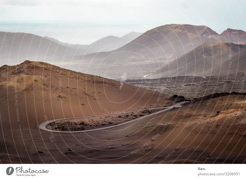 im Frühtau zu Berge Natur Landschaft Erde Himmel Horizont Herbst Schönes Wetter Nebel Hügel Berge u. Gebirge Meer Lanzarote Nationalpark Timanfaya Straße Kurve