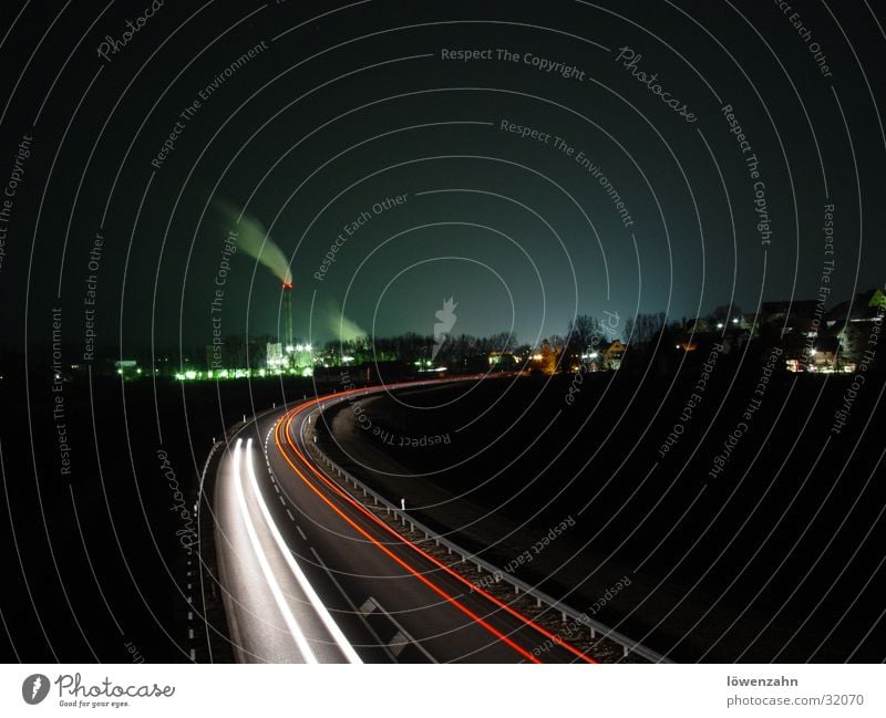 industrial Fabrik Himmel Schornstein Verkehr Straße PKW Rauch rot weiß Papierfabrik Industriefotografie Farbfoto Außenaufnahme Nacht Licht Langzeitbelichtung