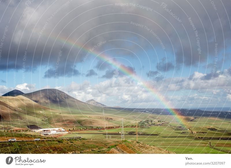 Regenbogen über Hügellandschaft Berge Gebirge Himmel Wolken Regenwolken Landschaft Natur Weite sanft grün blau