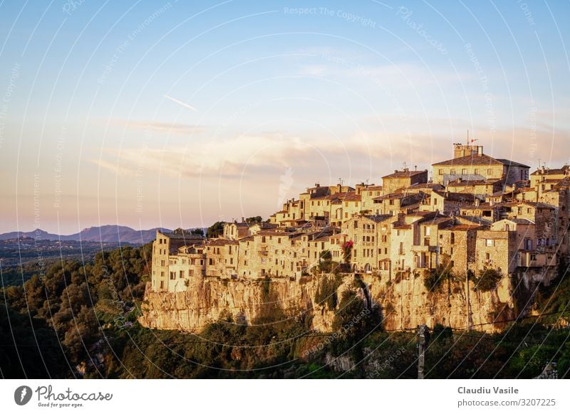 Tourrettes-sur-Loup ein hochgelegenes Dorf bei Sonnenaufgang Ferien & Urlaub & Reisen Tourismus Abenteuer Sightseeing Sommer Sommerurlaub Cote d'Azur