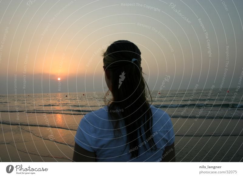 sonne in dubai Meer Frau Mädchen Strand Sonnenuntergang dunkel Wasser Sand Rücken