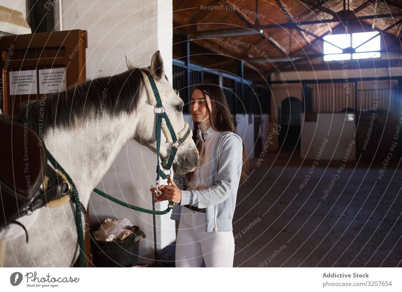 Mädchen mit entzückendem Pony mit Hut Teenager Ponys Pferdestall Tier Kind Umarmen Freund Haustier Kindheit Landschaft Kraulen wenig niedlich charmant Bauernhof