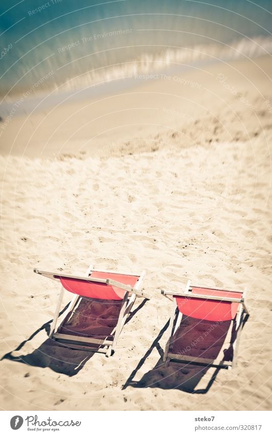 warten auf den 2. Advent Sonne Wellen Strand Meer Erholung Wärme rot türkis ruhig Ferien & Urlaub & Reisen Liegestuhl leer Sommerurlaub Farbfoto Außenaufnahme