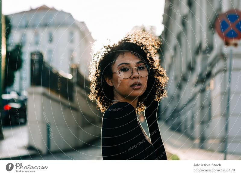 Attraktive ethnische Frau auf der Straße in der Stadt Mode stylisch trendy Bekleidung glamourös Verkehr PKW stoppen Zeichen jung Afroamerikaner lässig schön