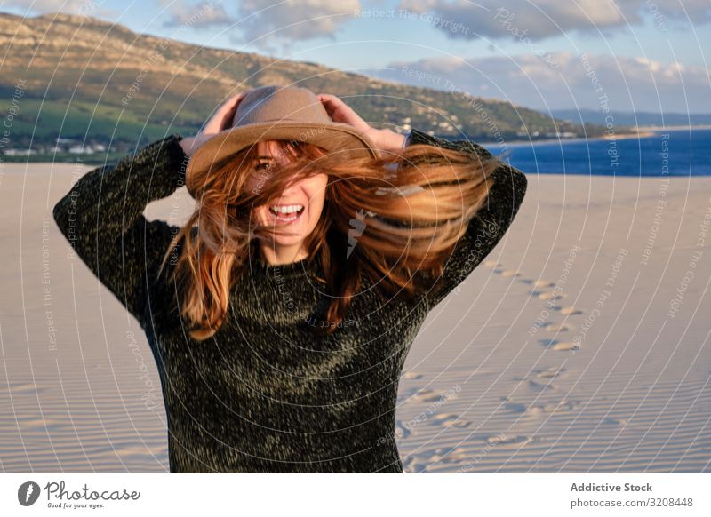 Schöne Frau in der Wüste bei Sonnenuntergang wüst Sand reisen sorgenfrei Mode Sommer Ausflug schön Natur Paradies Landschaft Abenteuer Kälte prunkvoll Reise