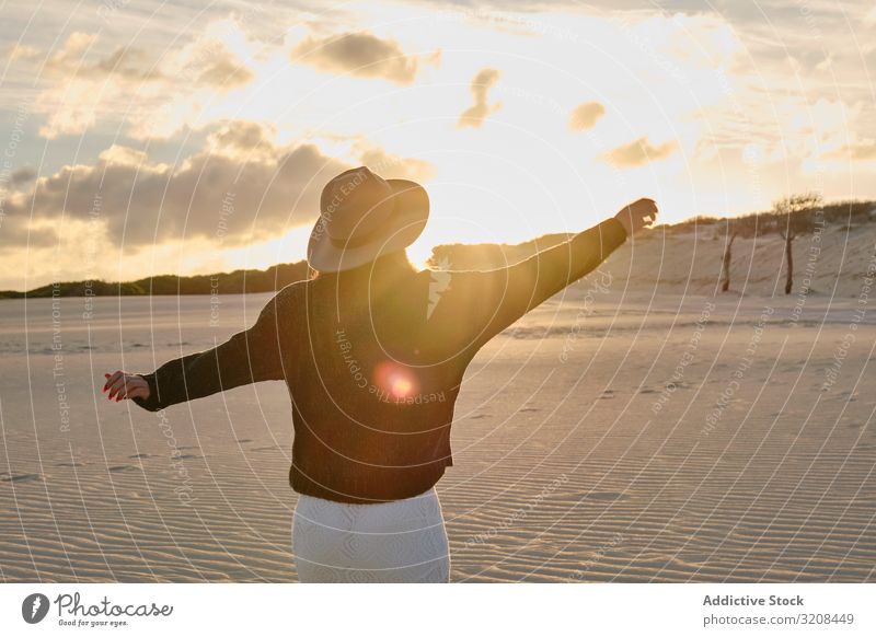 Frau über die Wüstennatur bei Sonnenuntergang wüst Sand reisen sorgenfrei Mode Sommer Ausflug schön Natur Paradies Landschaft Abenteuer Kälte prunkvoll Reise