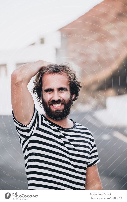 Bärtiger Mann auf verlassener Straße gestreift T-Shirt la restinga El Hierro Kanarische Insel Urlaub reisen Abenteuer Reise Tourismus jung männlich Person