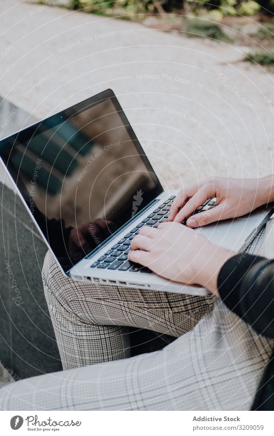 Mann mit Laptop bei der Arbeit auf der Straße Technik & Technologie benutzend Schüler cool tausendjährig Zeitgenosse Computer urban trendy kreativ jung Internet