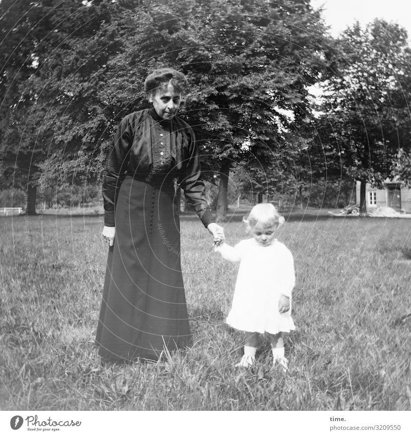 Frühlingswiese maskulin feminin Kleinkind Frau Erwachsene Großmutter Kindheit 2 Mensch Schönes Wetter Baum Park Wiese Haus Rock Bluse brünett blond Locken