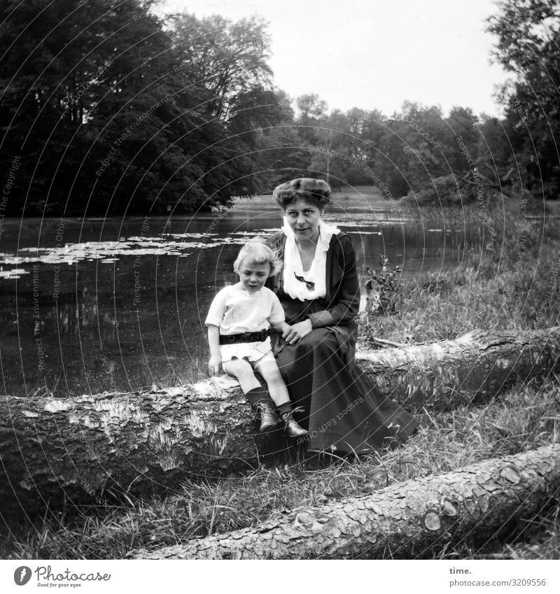 Der Baum am See maskulin feminin Junge Frau Erwachsene Mutter 2 Mensch Umwelt Natur Landschaft Baumstamm Wiese Wald Seeufer Kleid brünett blond langhaarig Blick