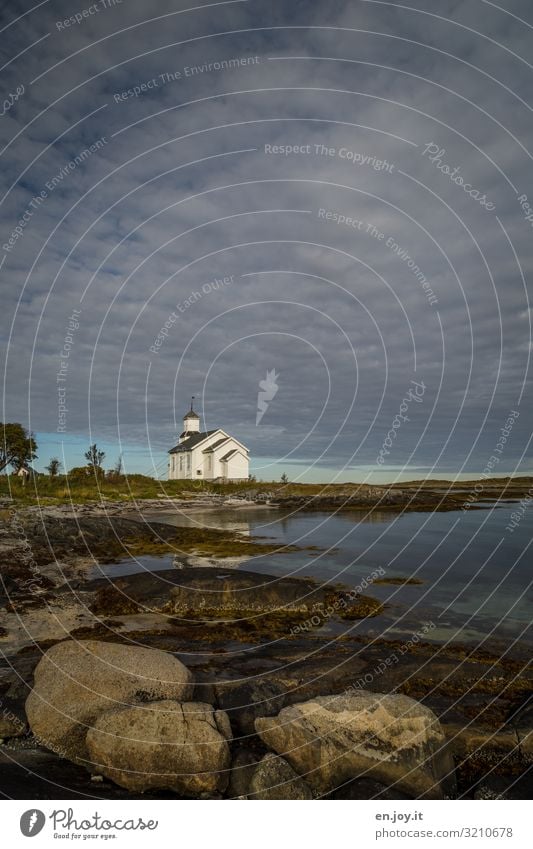 Die Kirche von Gimsøy Ferien & Urlaub & Reisen Ausflug Umwelt Natur Landschaft Himmel Horizont Felsen Küste Meer Lofoten Norwegen Skandinavien Sehenswürdigkeit