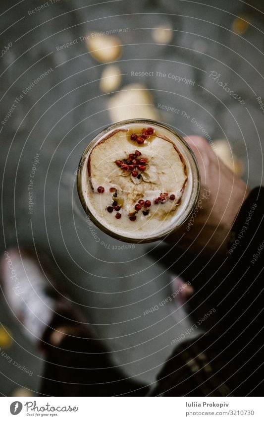 Herbst heißer Punsch Cocktailgetränk in Männerhand Apfel Alkohol Glühwein Lifestyle Winter Erntedankfest Halloween Weihnachten & Advent Mann Erwachsene Hand