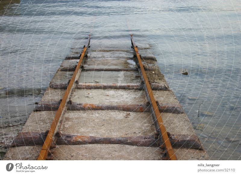 Road to nowhere 3 Gleise Kanton Tessin dunkel tauchen Verkehr Wasser abwärts Rost Unterwelt