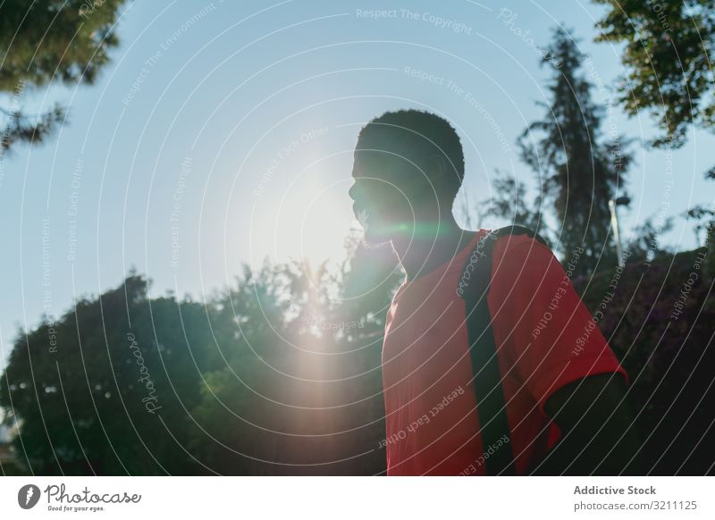 Schwarzer, sportlicher Mann mit lebhafter Hintergrundbeleuchtung Sport Park Gesundheit Lifestyle schwarz Afroamerikaner entschlossen Läufer Jogger urban