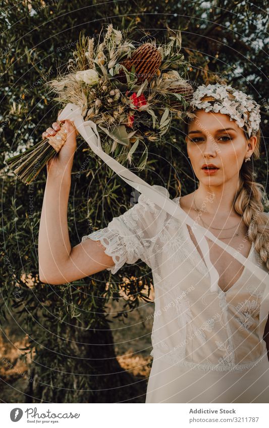 Frau im Kleid mit Blumenstrauß Braut Boho Spitze Totenkranz schön Stil Angebot sinnlich natürlich Sommer romantisch Hochzeit blond Hippie Natur Behaarung Mode