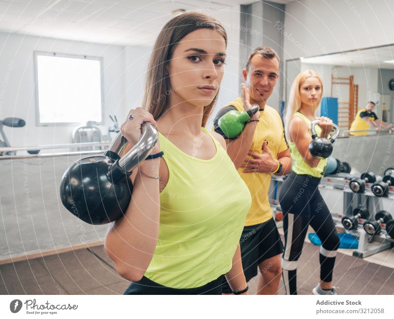 Athleten mit Kettlebells in der Turnhalle Klasse Übung Training Fitnessstudio heben Sport Stärke über Kopf Kraft Trainer Menschengruppe Wohlbefinden Vitalität