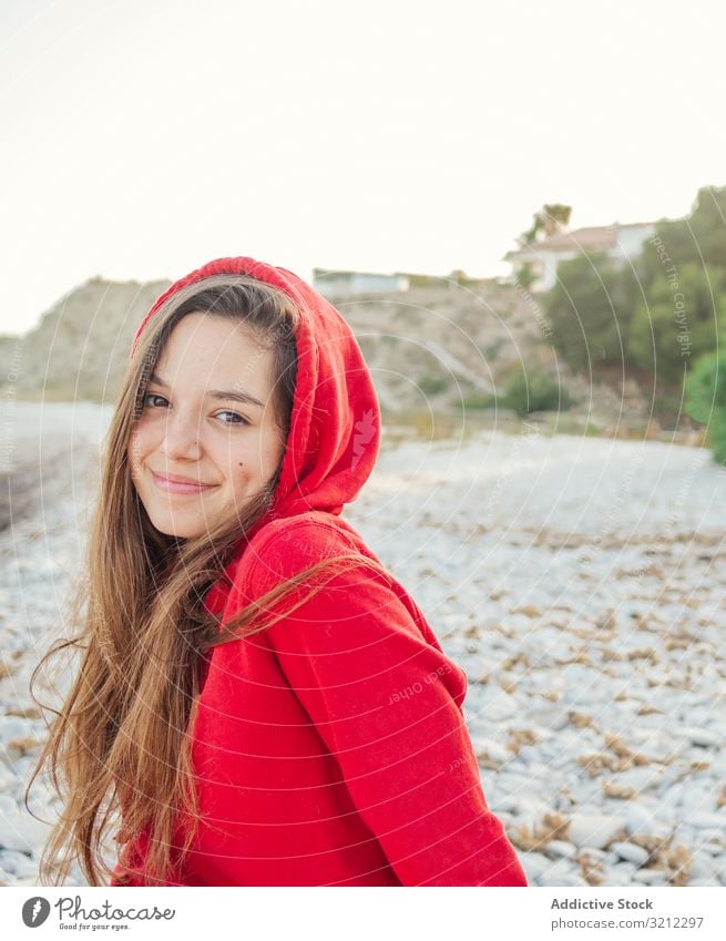 Hübsche Frau mit scheuem Lächeln schaut in die Kamera charmant Erholung Strand hübsch heiter schön Glück attraktiv Erwachsener Lifestyle niedlich lässig