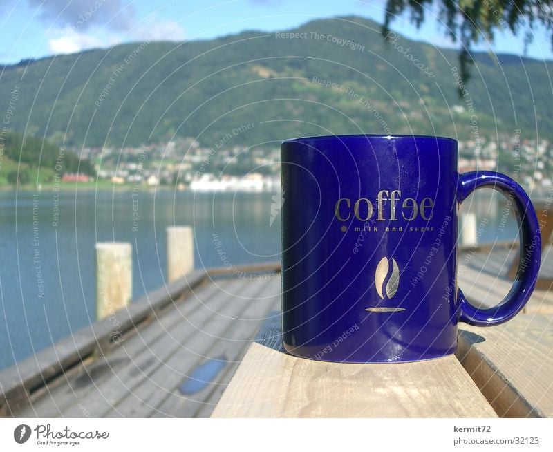 Norwegian Coffee Becher Tasse See Norwegen Ferien & Urlaub & Reisen Tiefenschärfe Gastronomie Kaffee blau goldene Schrift Berge u. Gebirge Sonne Tiefenunschärfe