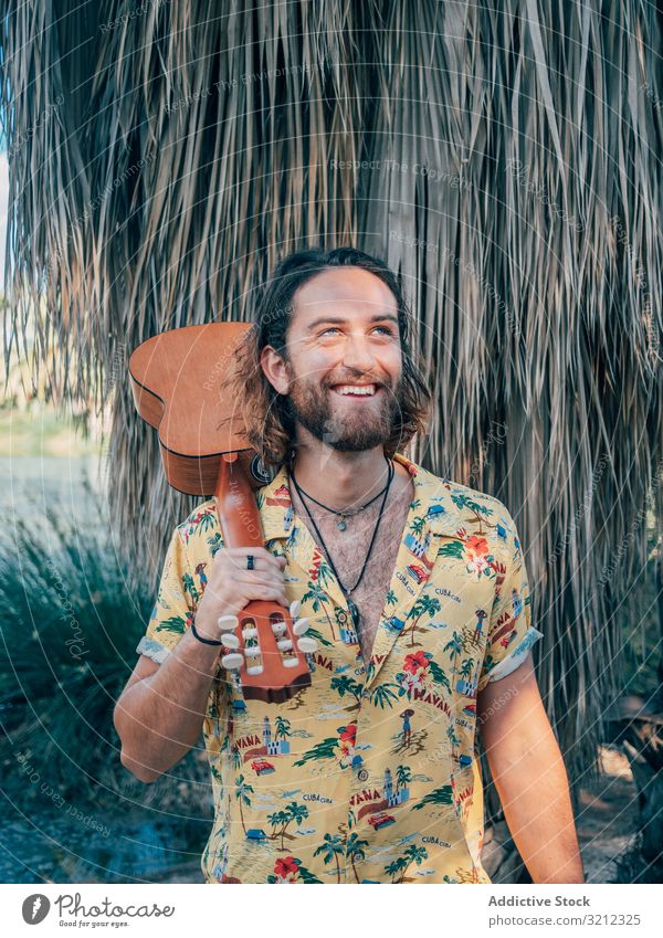 Hipster-Mann im Dschungel mit Ukulele Musiker reisen Abenteuer Ausflug Sommer Lifestyle besinnlich männlich Urlaub Freiheit jung Tourist farbenfroh lässig