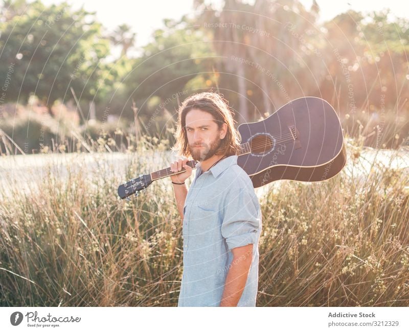 Hipster-Mann im Dschungel mit Gitarre Musiker Spielen Abenteuer Ausflug Sommer Lifestyle besinnlich männlich akustisch jung Entertainment Freizeit üben Natur