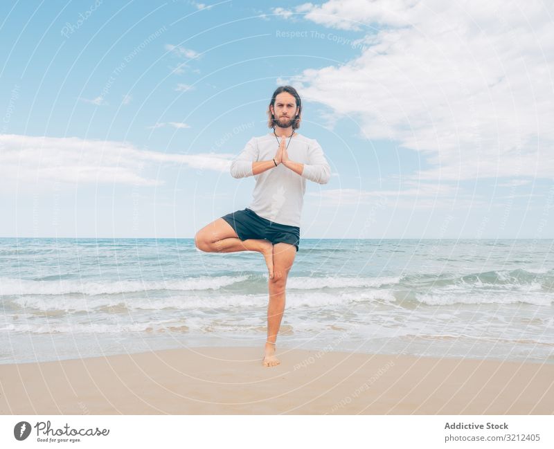 Mann trainiert Yoga am Strand ruhen Harmonie Asana Training Übung Meeresufer Energie Meditation Ausgeglichenheit Dehnung Zen sich[Akk] entspannen Gleichgewicht