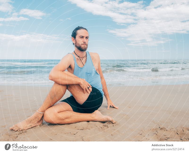 Mann trainiert Yoga am Strand ruhen Harmonie Asana Training Übung Meeresufer Energie Meditation Ausgeglichenheit Dehnung Zen sich[Akk] entspannen Gleichgewicht